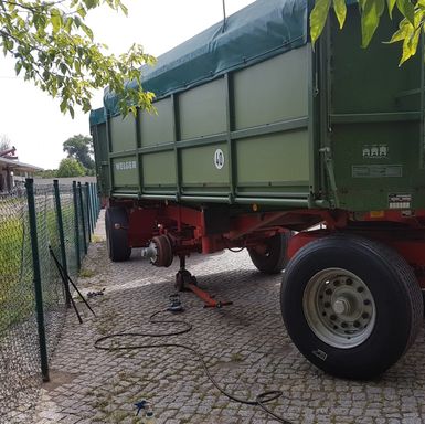 Reifenwechsel beim Anhänger